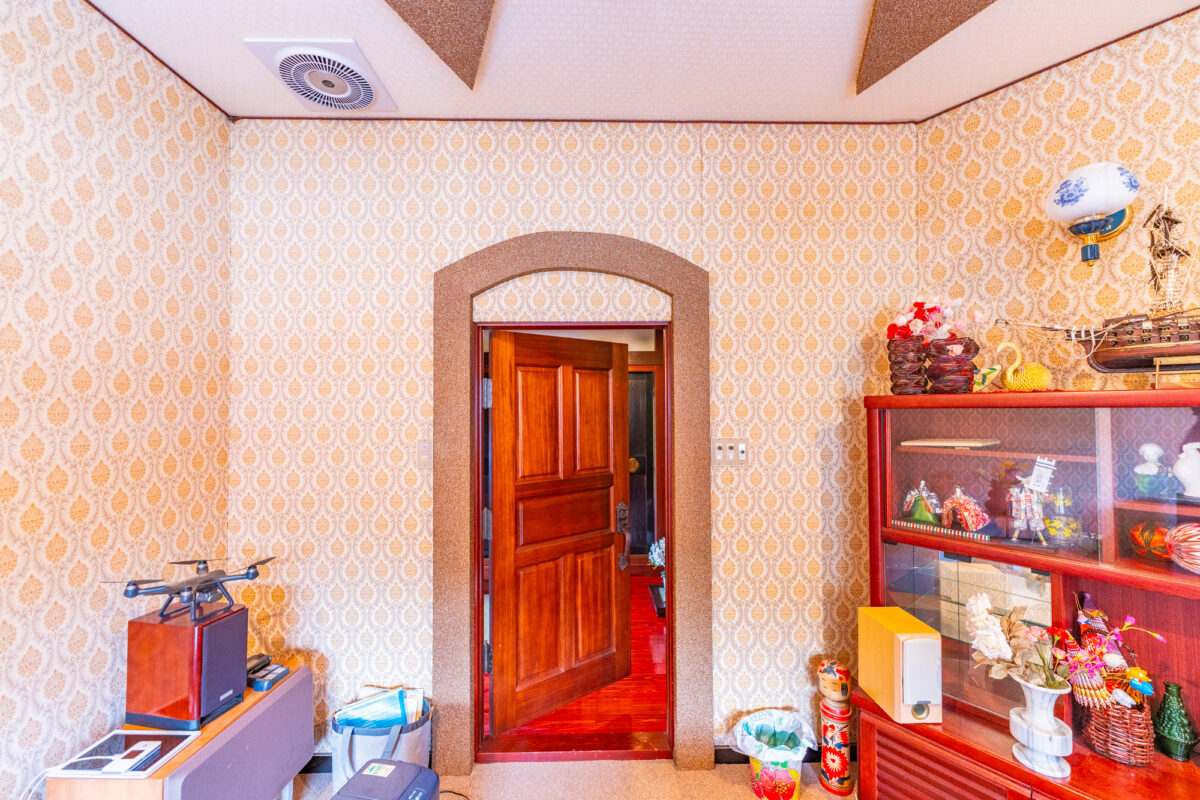 モダンな雰囲気の応接室。建てたときから変わっていないそう