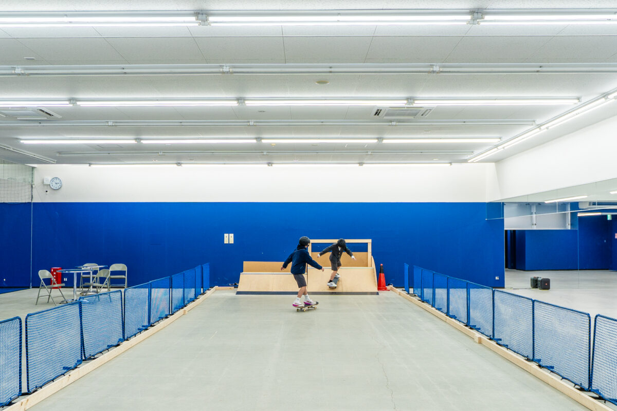 インタビューを終えたころ、小学生が2人入ってきて、楽しそうにスケボーの練習をしていました