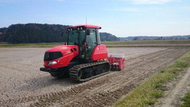 乾いた田に種もみを直接まく直播きの作業（農事組合法人きずな提供）
