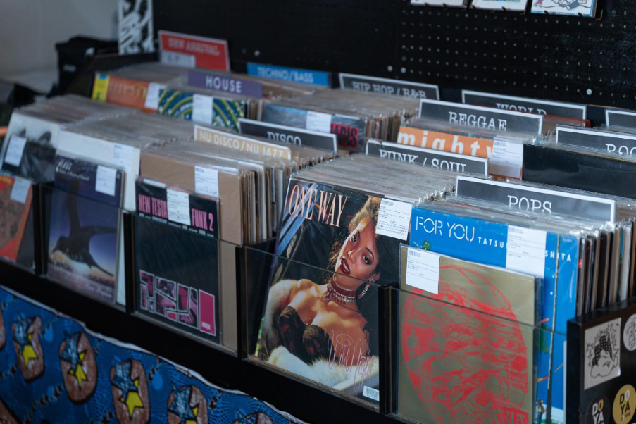 店の奥には高円寺時代からのコレクションをはじめ、販売用のレコードが並ぶ