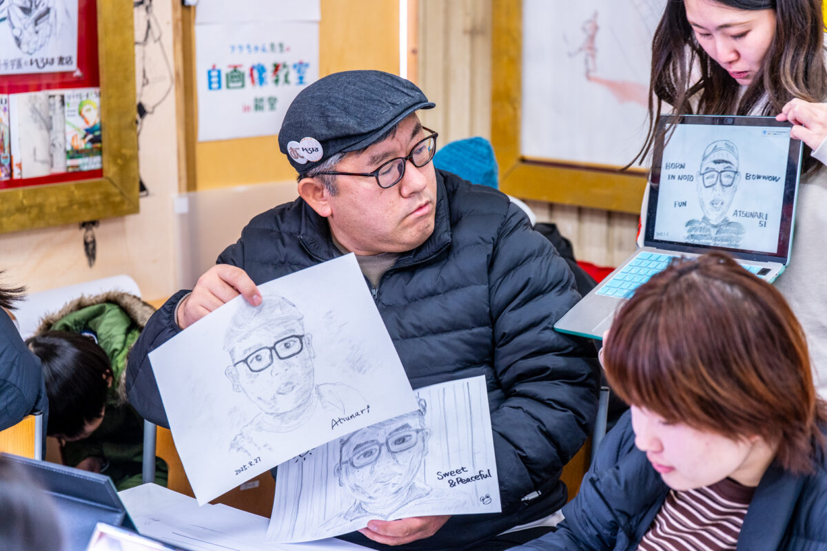 教室開催場所“いろは書店”の八木淳成さんの作品。時間を置いて描いた3枚の自画像(本人左手:2026年2月、右手:2025年8月、パソコン画面:2025年2月)