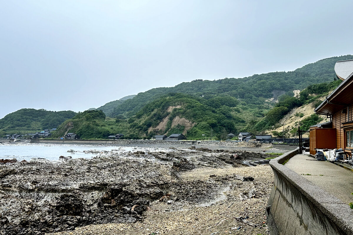 奥能登塩田村から見た大谷地区の風景。隆起した海岸、崩れた山肌が震災・豪雨の激しさを物語る