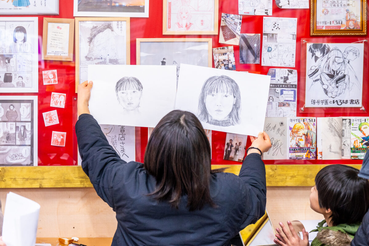 リピーターが多いのは、自画像を描く時間が楽しかった証