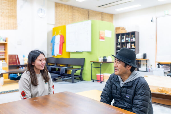 “UNVEILLIGHT”の二人。事務所があるOKNOtoBridge(https://www.sirosiru.jp/articles/1554)にて