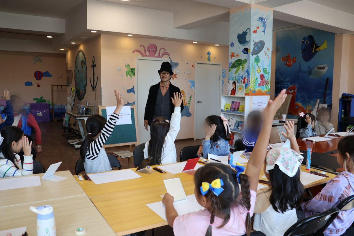 モンゴルで実施した自画像教室の様子