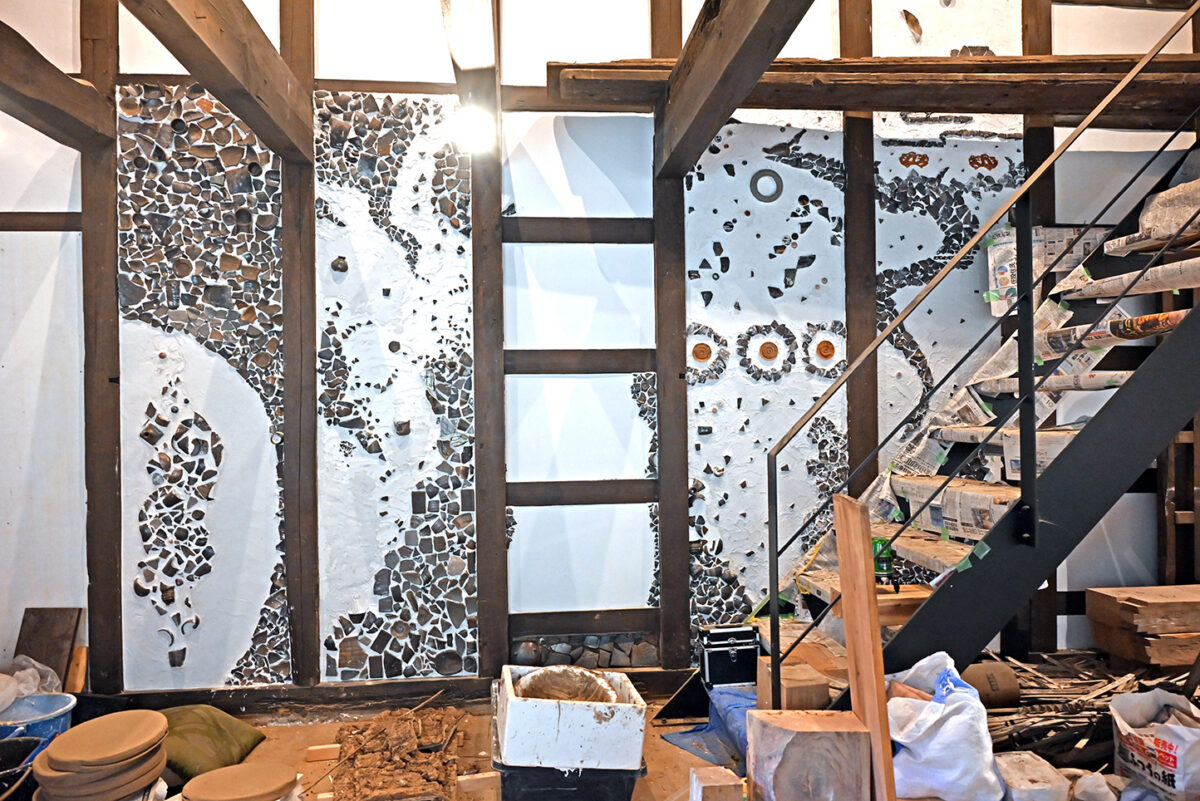 珠洲焼や瓦の破片などを埋め込み、この土蔵の歴史を物語る壁面アートになった