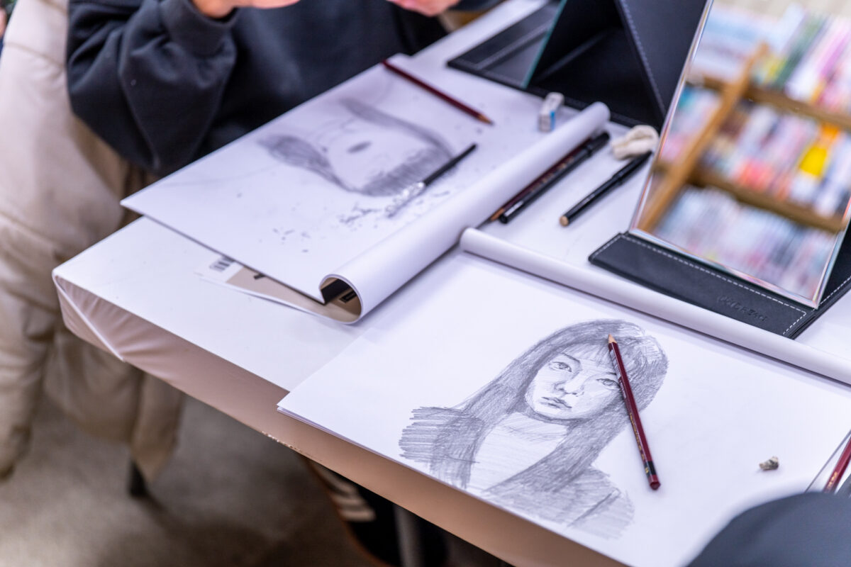 筆者も子どもたちに混ざって自画像教室に参加。互いに刺激を受けながらのお絵描きが楽しい