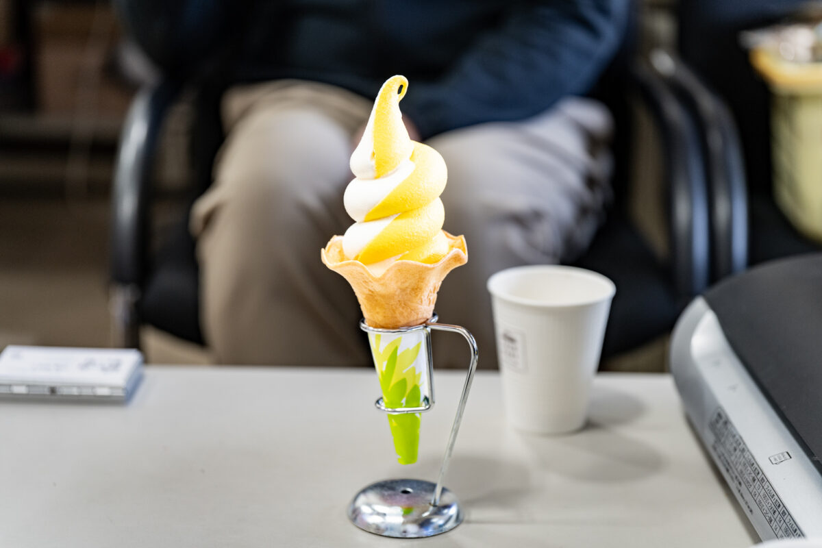 大人気のソフトクリームも季節ごとにフレーバーが変わる。取材時は、スズえびすかぼちゃ味。規格外のかぼちゃを使用し、珠洲で収穫されたものを無駄なく美味しく食べられる。その他、揚げ浜塩フレーバーも人気