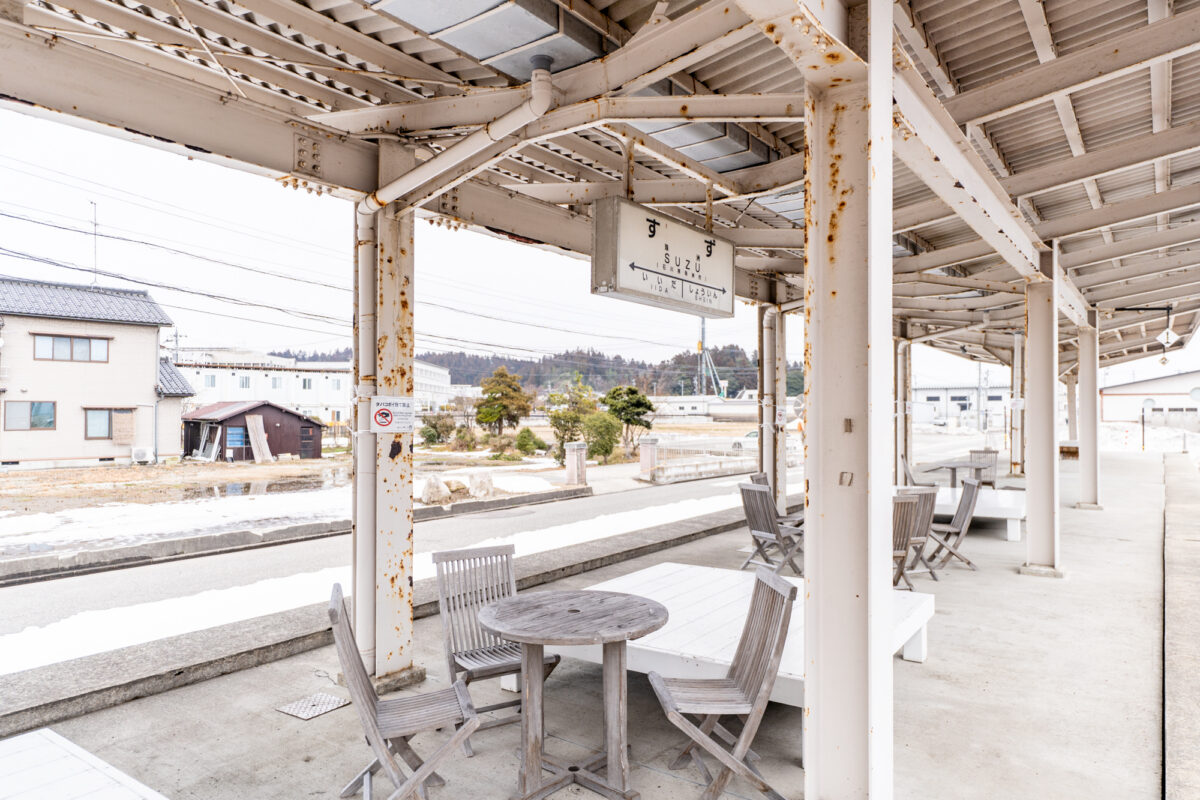 かつての珠洲駅プラットホーム。今は道の駅すずなりに隣接する休憩スポットとして残る