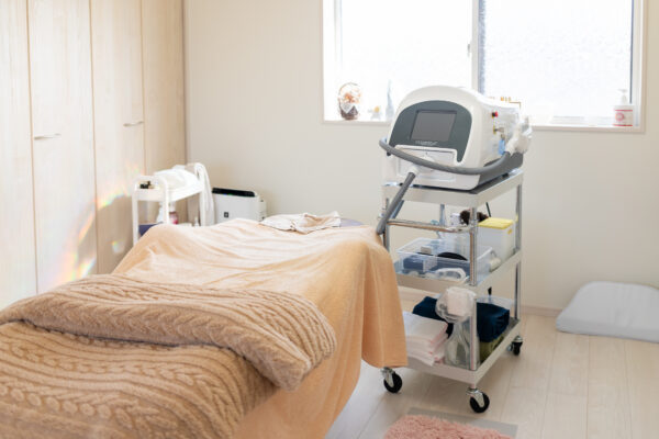 穏やかな光が差し込むサロン。この春、新しい脱毛機器が加わり、＊Crea＊は新たなステージへ