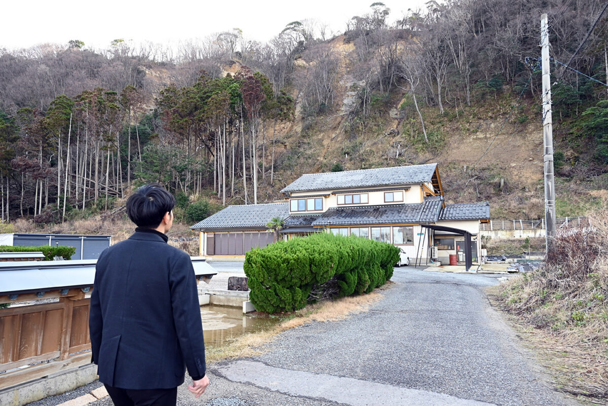 家屋の背後にある山が地震で崩れ、9月の豪雨でさらに崩れ、右手にあった建物は土砂に埋まってしまい解体した