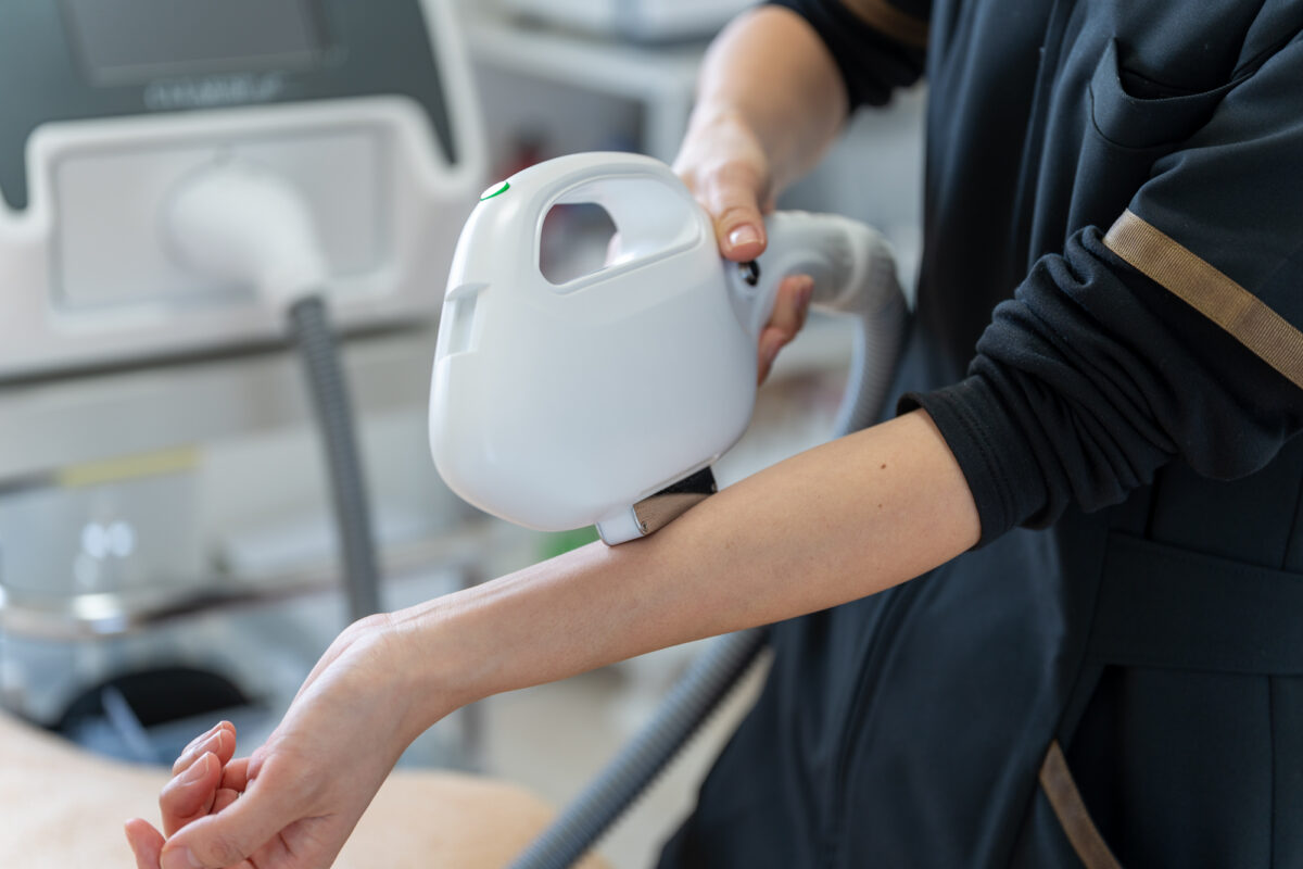 同意書の確認からパッチテストまで、初回の60分間をかけてお客様と向き合う