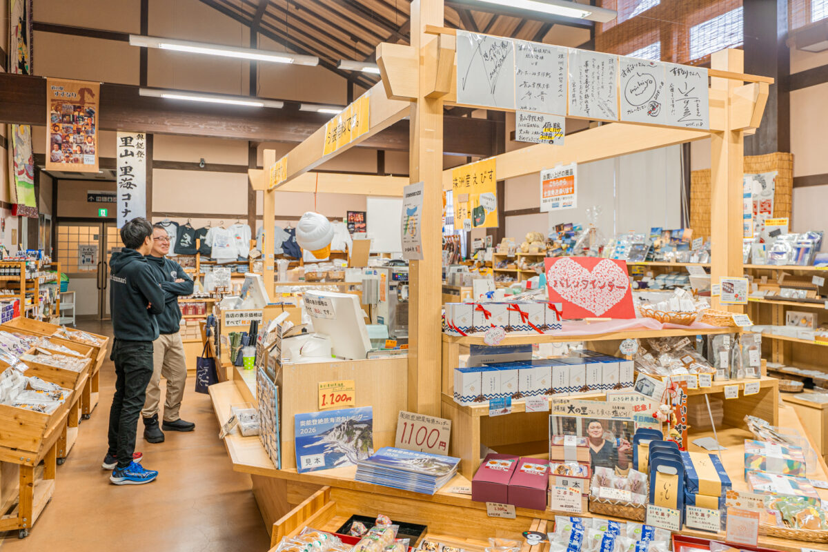 すずなりの店内には所狭しと品物が並ぶ