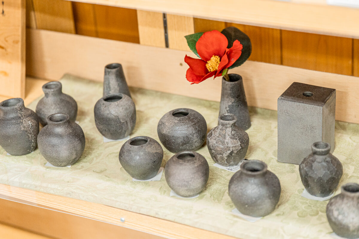 珠洲焼は中世に珠洲市周辺で焼かれた陶器で、釉薬を使わない焼き締めが特徴