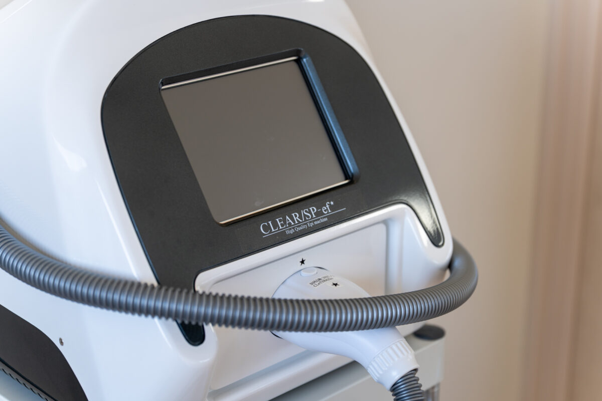 導入した脱毛機器。メーカーによるサポート体制や、万が一の際に備えた保険の確保まで徹底的に調べ、トラブルが起きたときも一人で抱え込まない体制を整えた