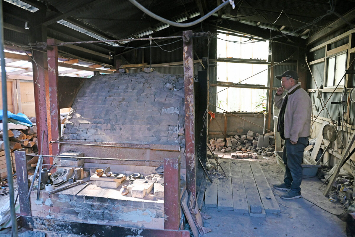 窯のまわりに鉄骨の構造があったため全壊を免れた窯