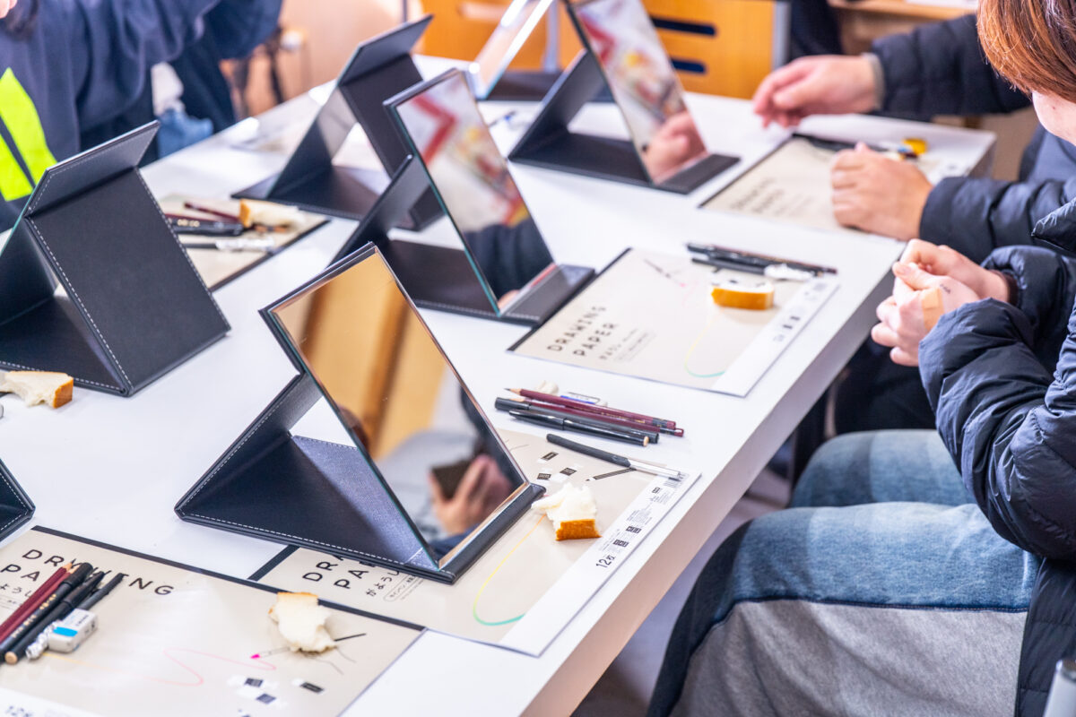 参加者が自分の顔と向き合う教室の様子