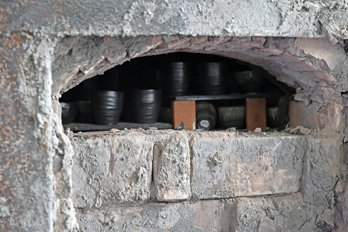 取材当日は焼成が終わり、ゆっくりと窯の温度を下げている途中だった