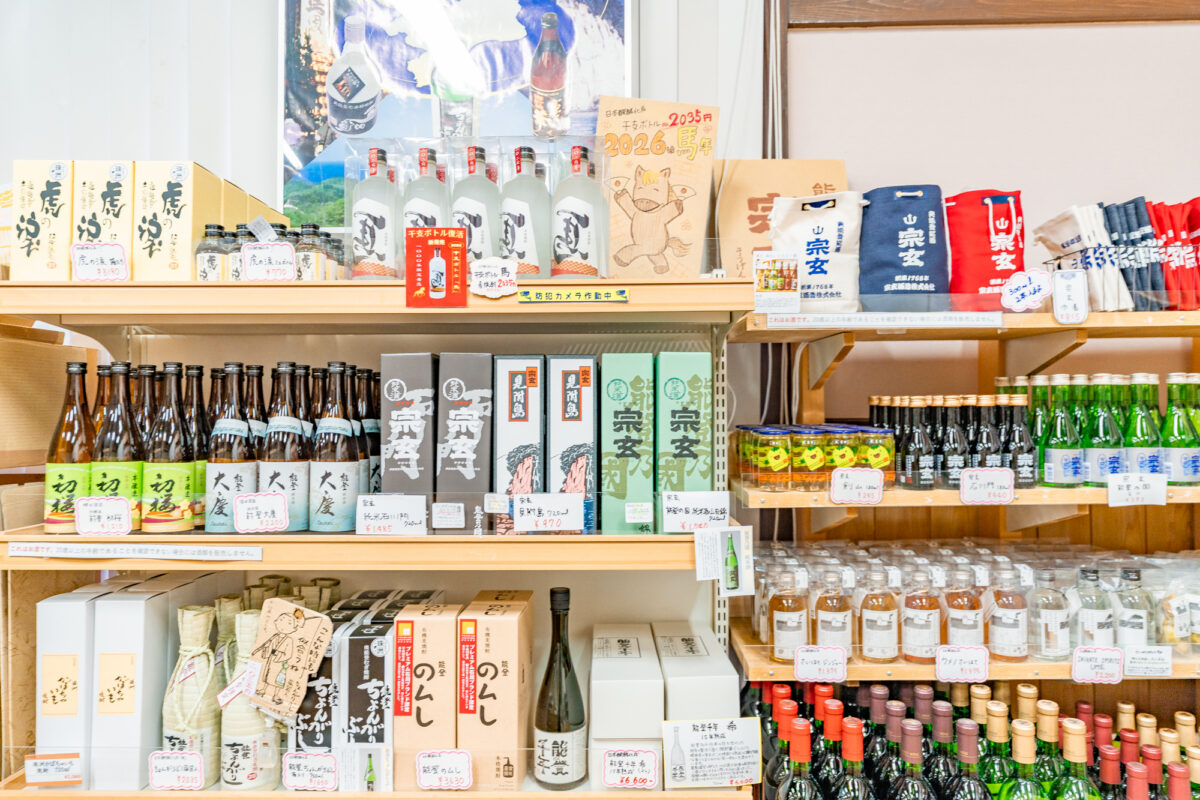 地元民に愛される昔ながらの品や季節限定品なども並ぶ酒の棚