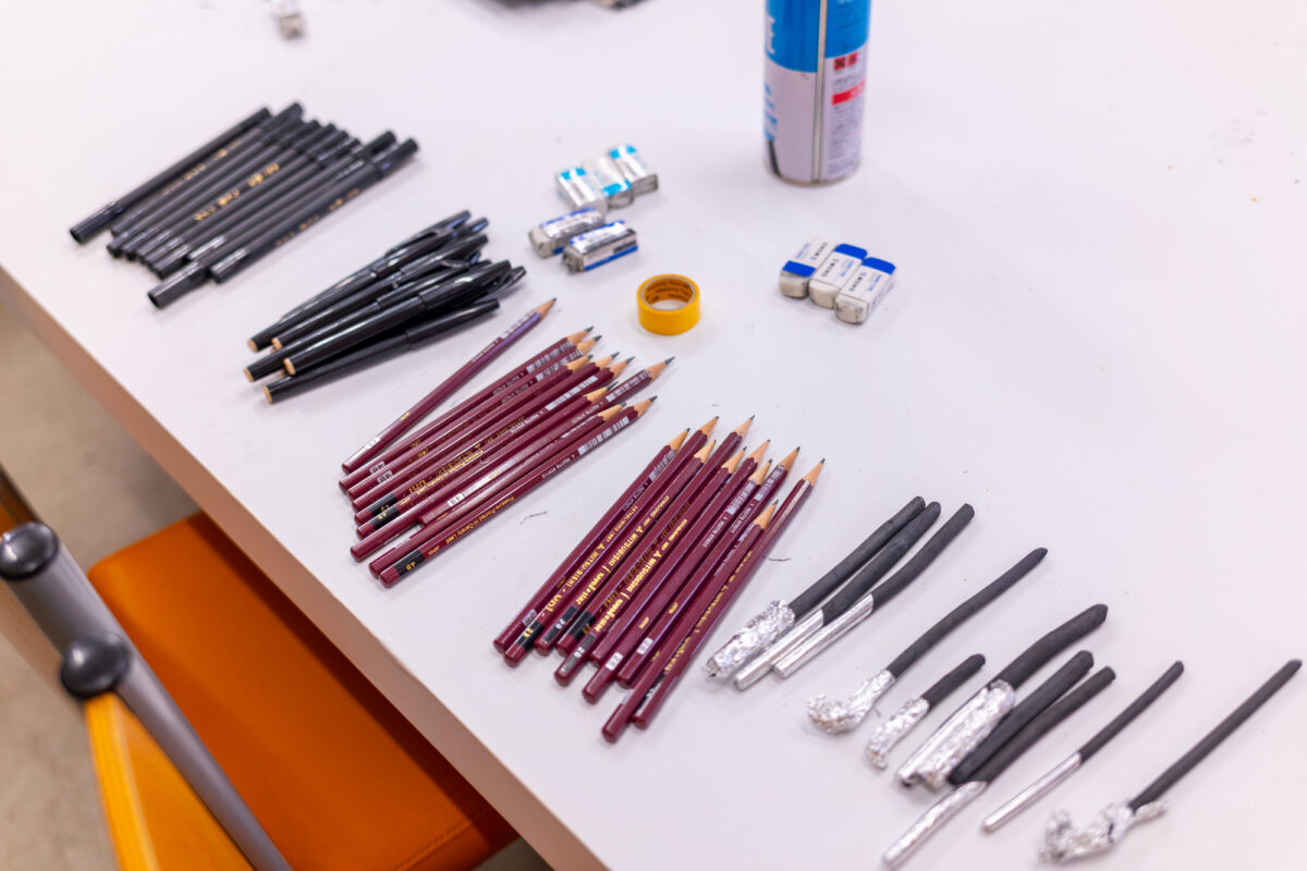 鉛筆、ペン、木炭などを自由に使って描く