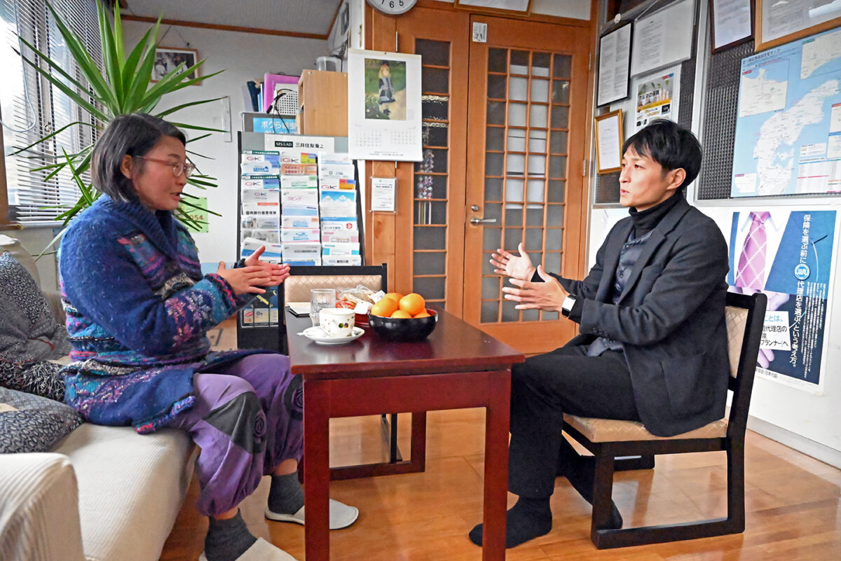 外浦の未来をつくる会メンバーの村上ゆりさんとの打合せ。ゆりさんはカナダからの移住者で、フランス出身の夫と子どもと共に2022年から珠洲市で暮らしている