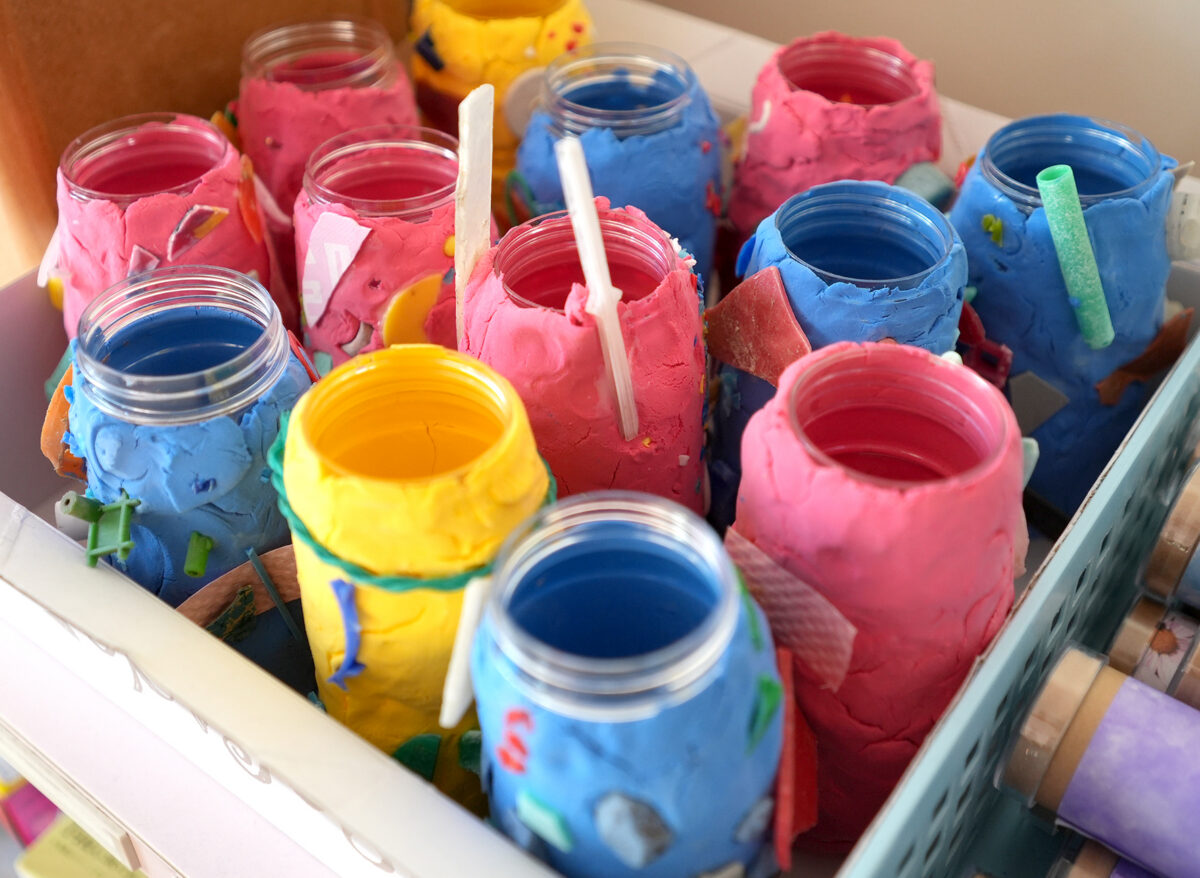 子どもたちが拾った海洋プラスチックごみに紙粘土を貼り付けた花瓶（撮影：2026年2月　関口威人）