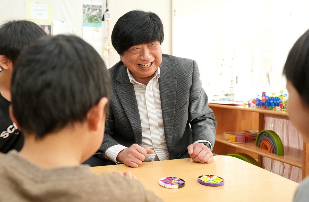 子どもたちと遊びに興じる日吉園長（撮影：2026年2月　関口威人）