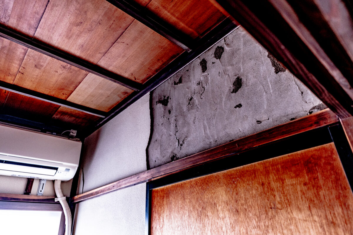 建物じゅうが歪み、ドアの開閉ができない部屋が多くある