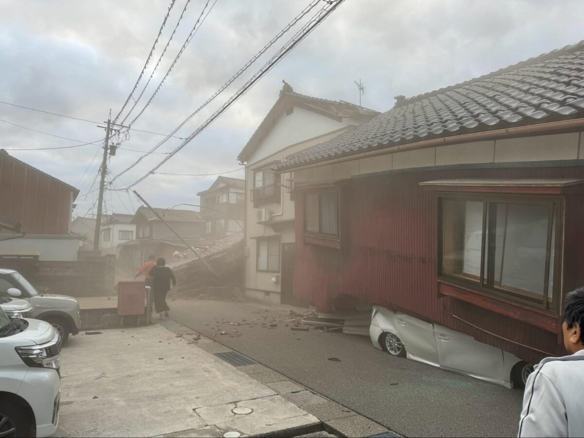 乗ろうとした車が家の下敷きに（坂口さん撮影：2024年1月1日）