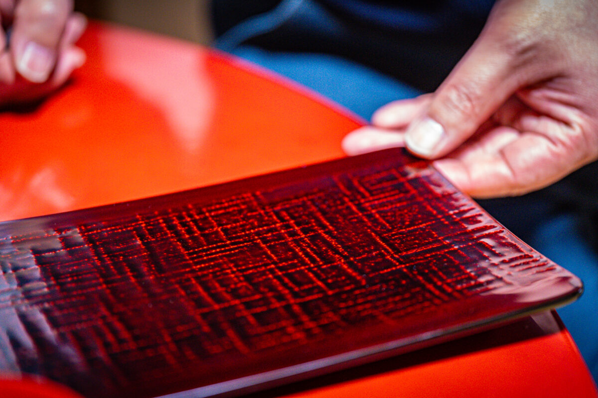 下地を一度塗り込み、後からその部分だけを研ぎ、下の布目をうっすらと浮かび上がらせる手法