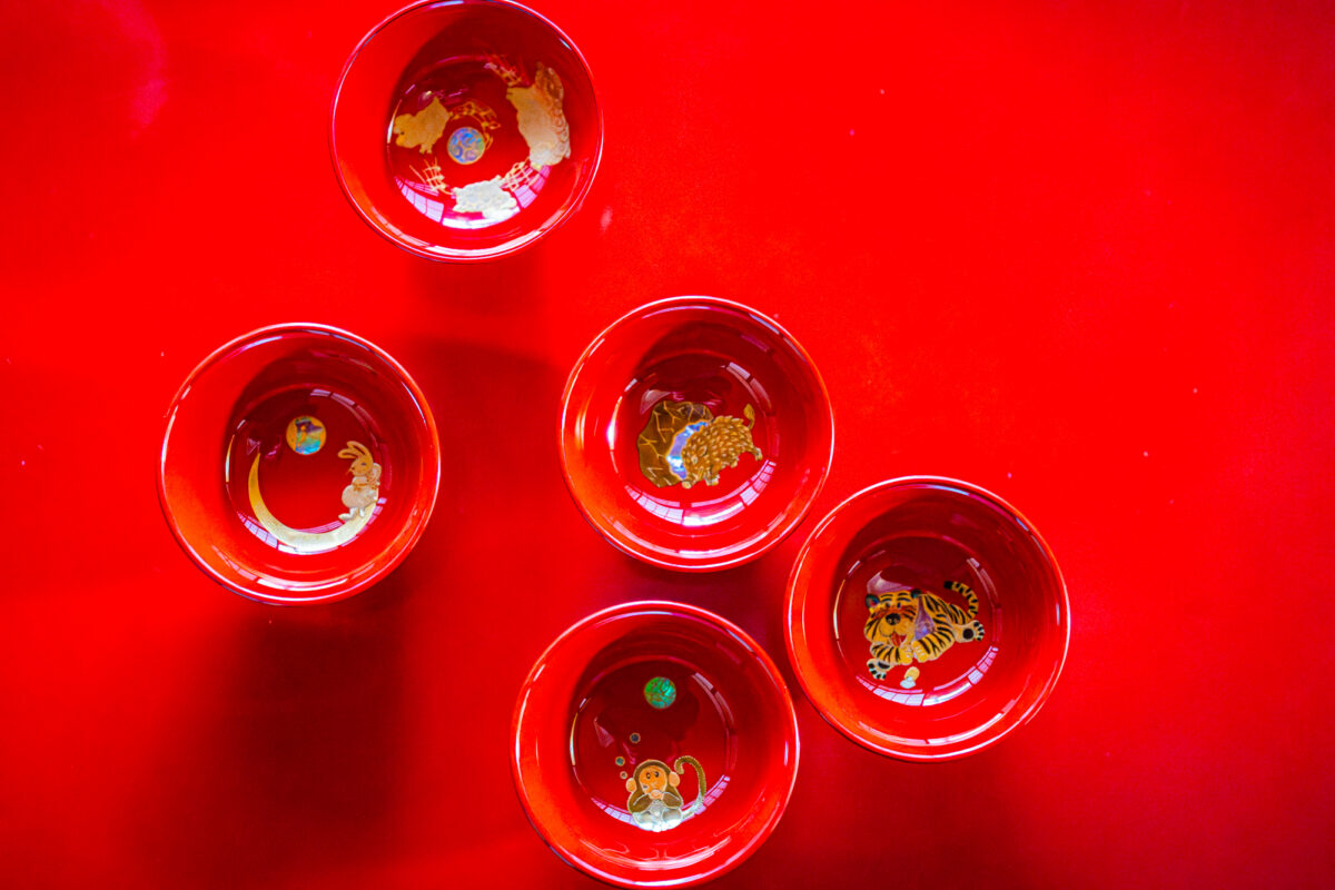 坂口漆器店の人気商品である、干支のお猪口