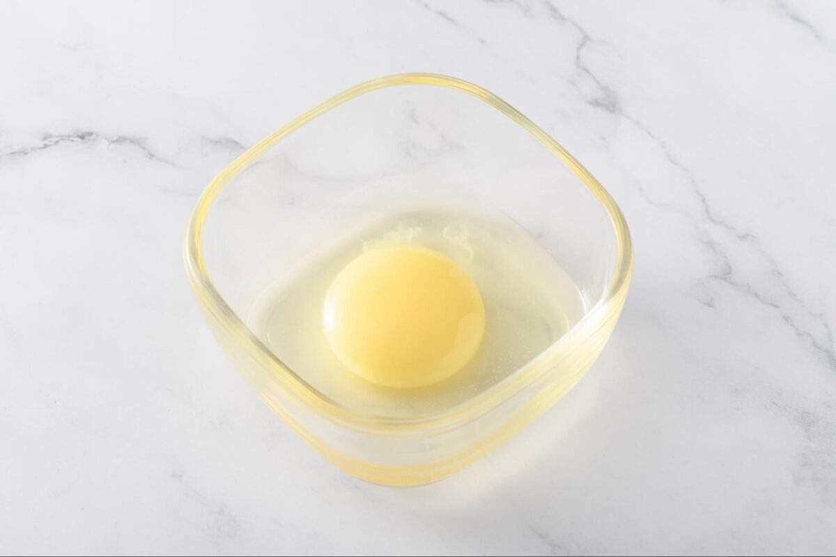 白いバウムクーヘンの原材料の一つ「白い卵」（写真提供：メルヘン日進堂）