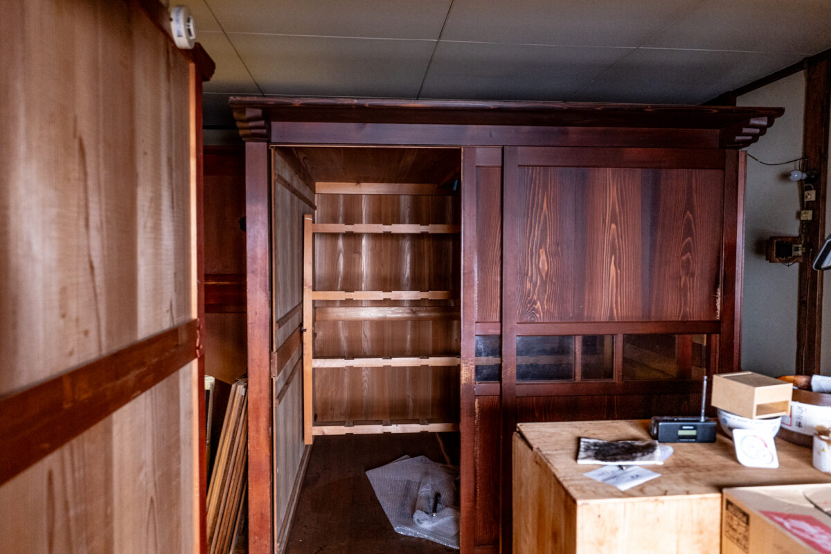 中の木の棒を回転させながら漆器を乾燥させる「回転風呂」と呼ばれる装置