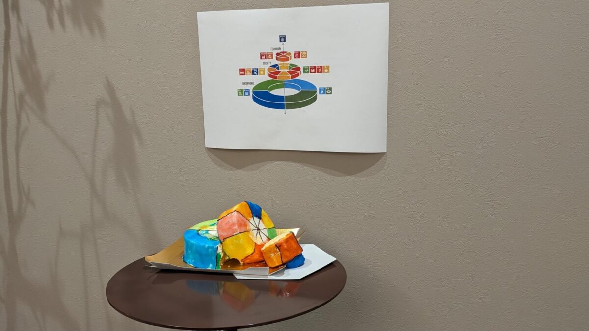 石塚さんが、廃棄せざるを得ないスポンジ生地を使って作った「SDGsウェディングケーキモデル」（写真提供：メルヘン日進堂）