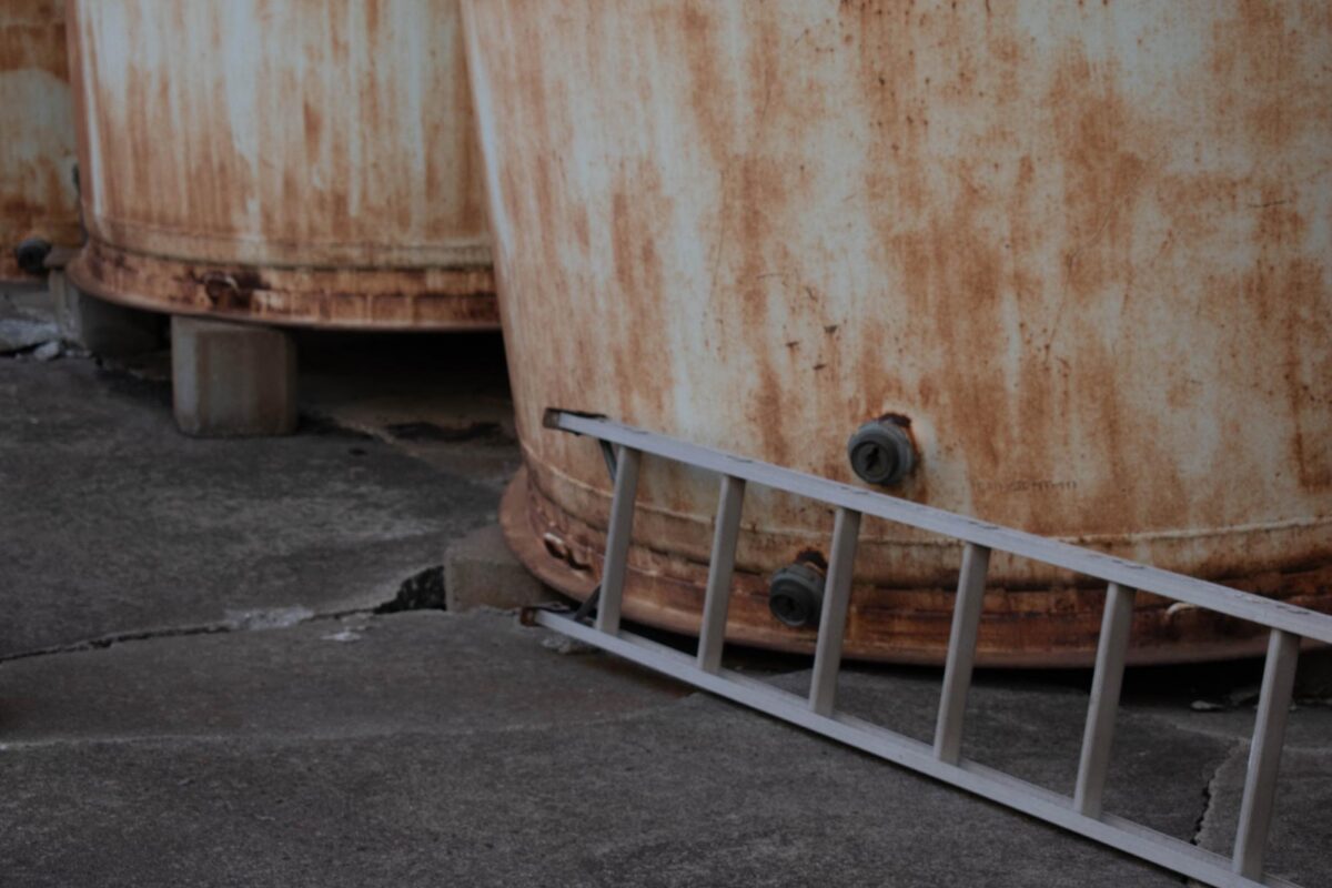 震災で傾いたタンク。新しい建物に移動するのは大きな費用と労力が見込まれる