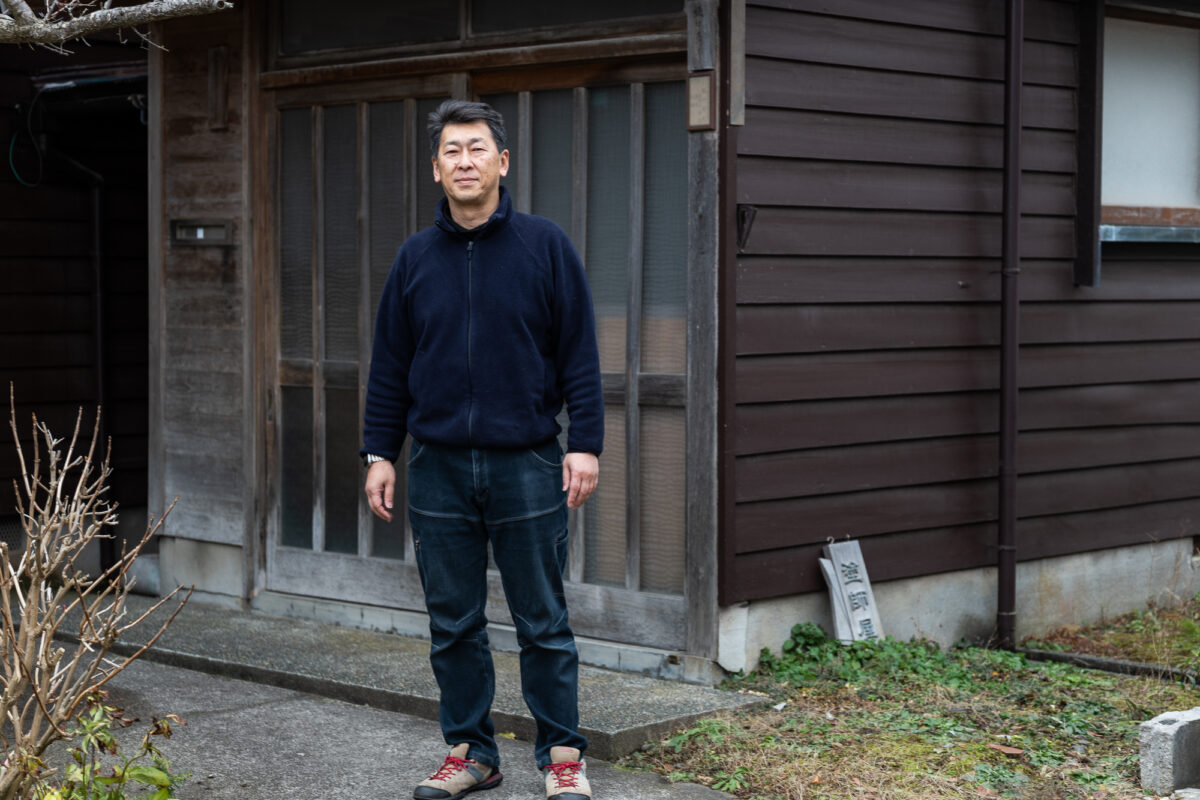 ご実家の前に立つ坂口さん