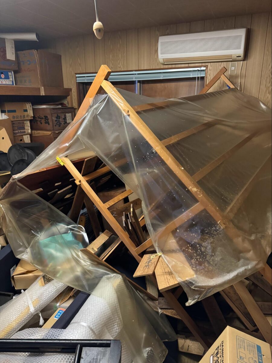 工房の中は什器が倒れてめちゃくちゃに（2024年1月：坂口さん撮影）