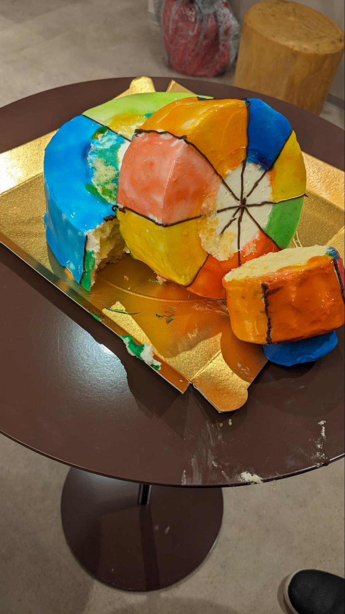 石塚さんが、廃棄せざるを得ないスポンジ生地を使って作った「SDGsウェディングケーキモデル」（写真提供：メルヘン日進堂）