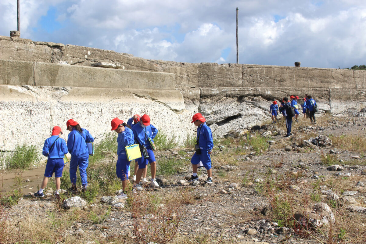地震で隆起した輪島市の黒島海岸を見学する小木小学校の生徒たち(撮影:2024年10月 能登里海教育研究所提供)