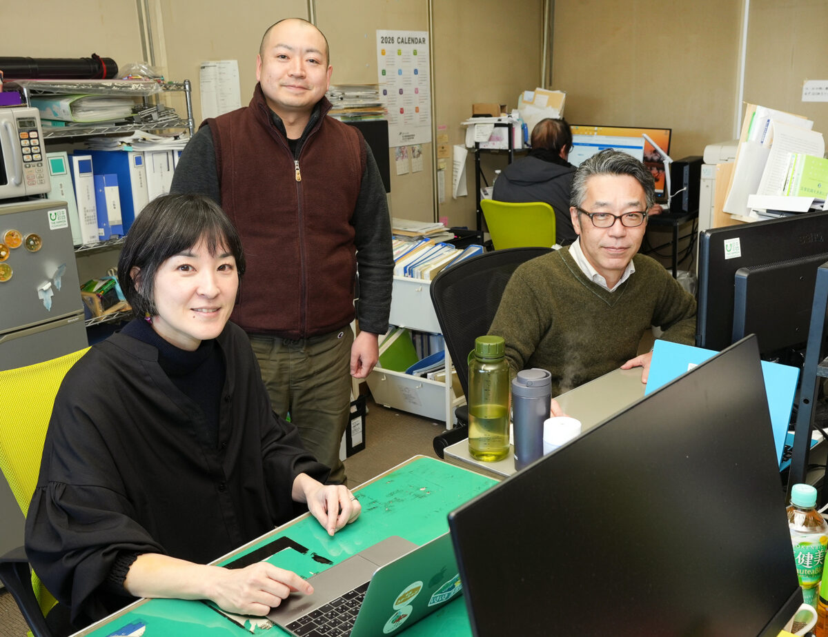 研究員の佐藤崇範さん(右)と小林秀輝さん(中)、能丸さん(撮影:2026年2月 関口威人)