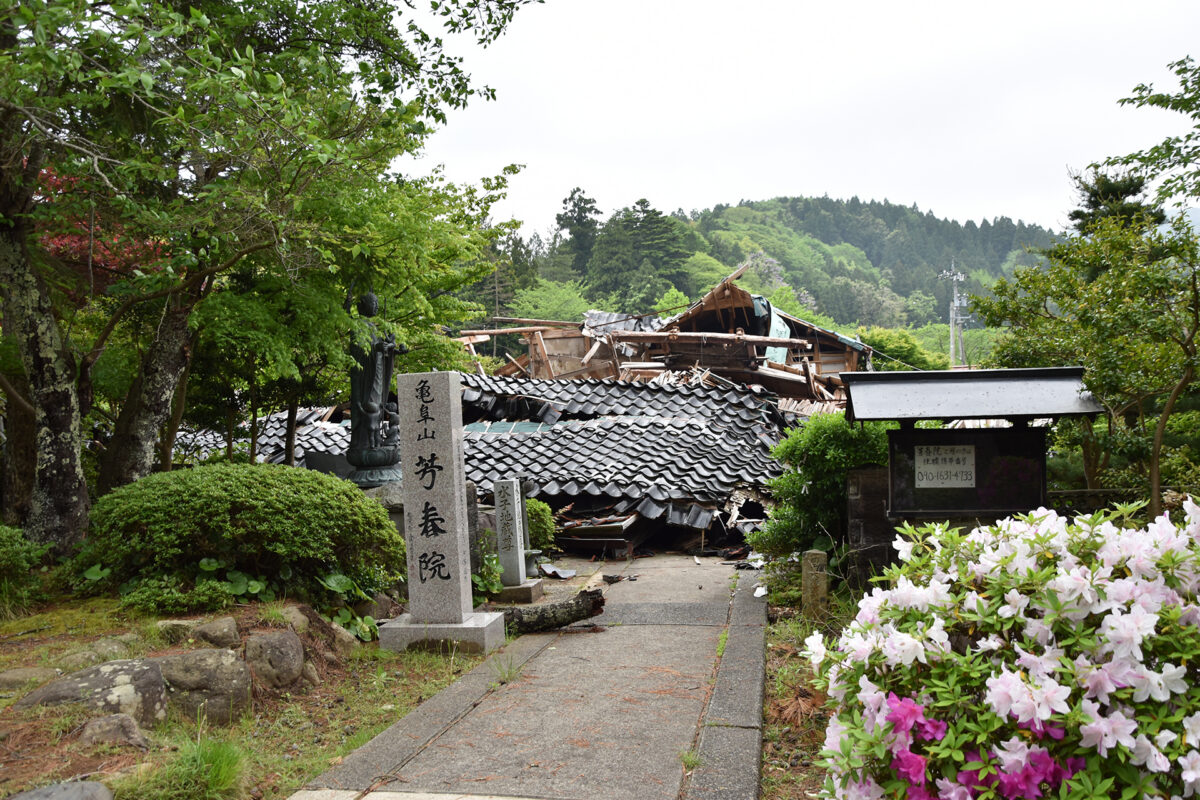 前田利家の妻・まつの菩提寺「芳春院(ほうしゅんいん)」も全壊してしまった(さつ江井:2004年5月)