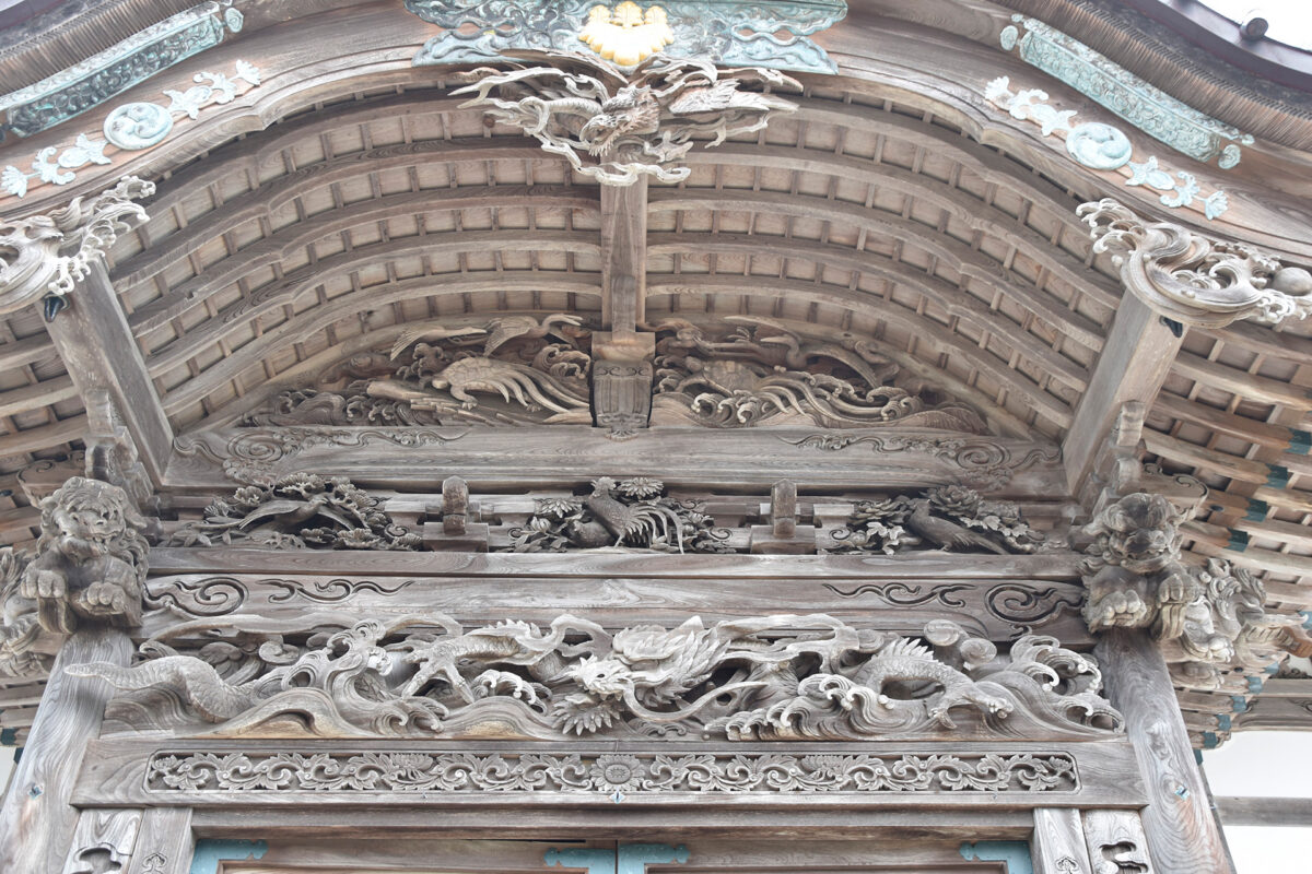 よく見ると、見事な彫刻に覆われている建物。何気なく見過ごしてしまってはもったいない