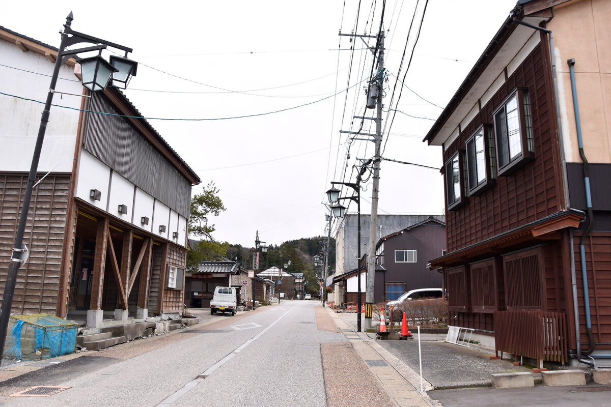 失われた建物も多かったが、門前町は落ち着きを取り戻しつつある(撮影:2025年3月)