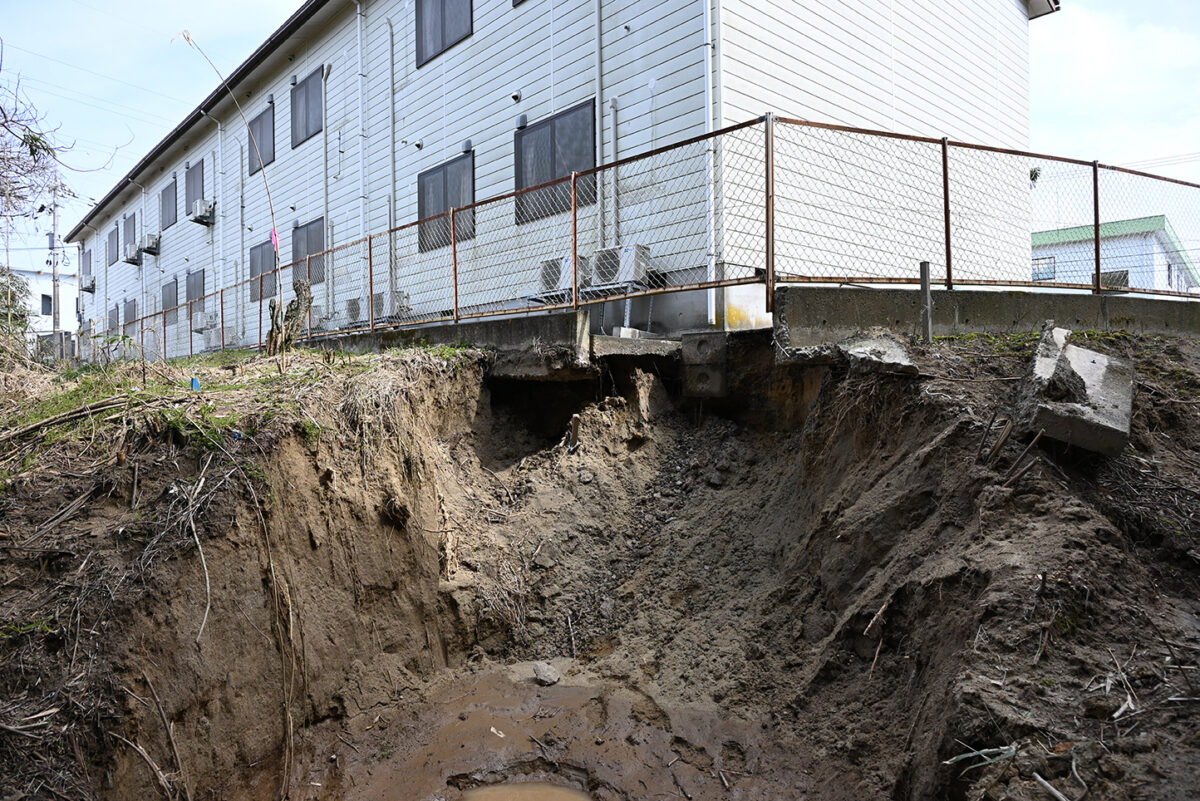 合宿寮のひとつブッブーイン2番館の裏が地震の影響で崩落、建物の基礎も損壊した