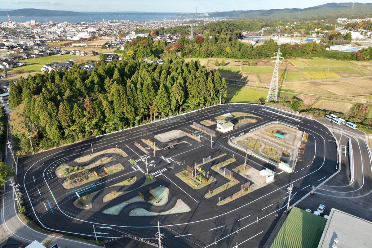 七尾自動車学校は1300年以上前に国府が置かれた地域、能登国総社の鎮守の森の一角で運営している