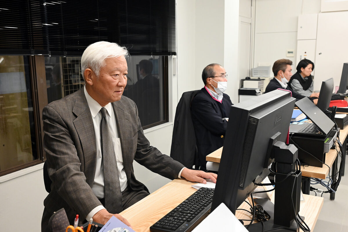 明能さんの父で会長の森山外志夫さん(左)と校長の三田保さん(中央)、明能さん(右から2人目)