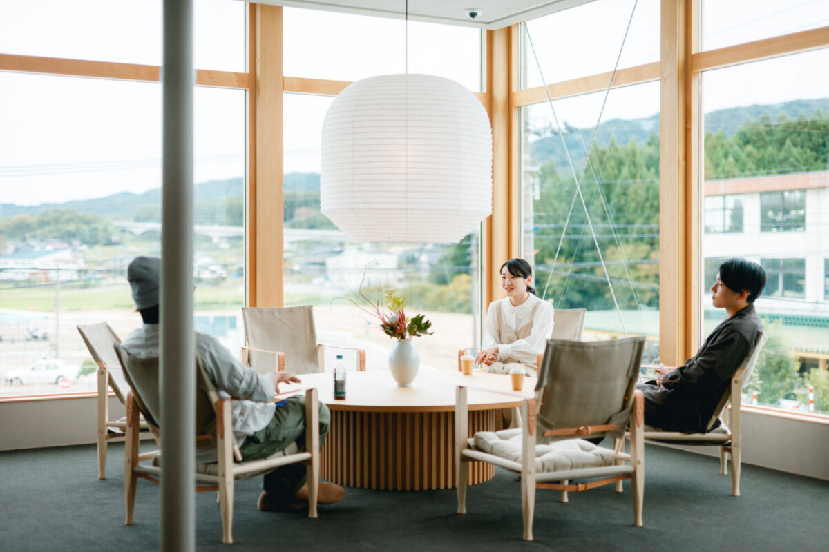 「TADAIMA」1階の交流スペース・食堂はゲストもスタッフも自然体で過ごせる心地よい空間