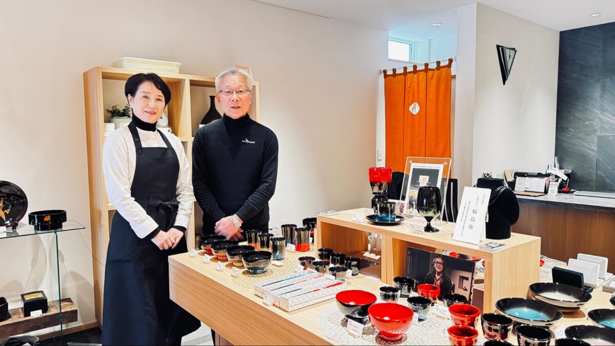 仲睦まじい新城さんご夫妻。取材日の献立はなんだったのでしょう!?