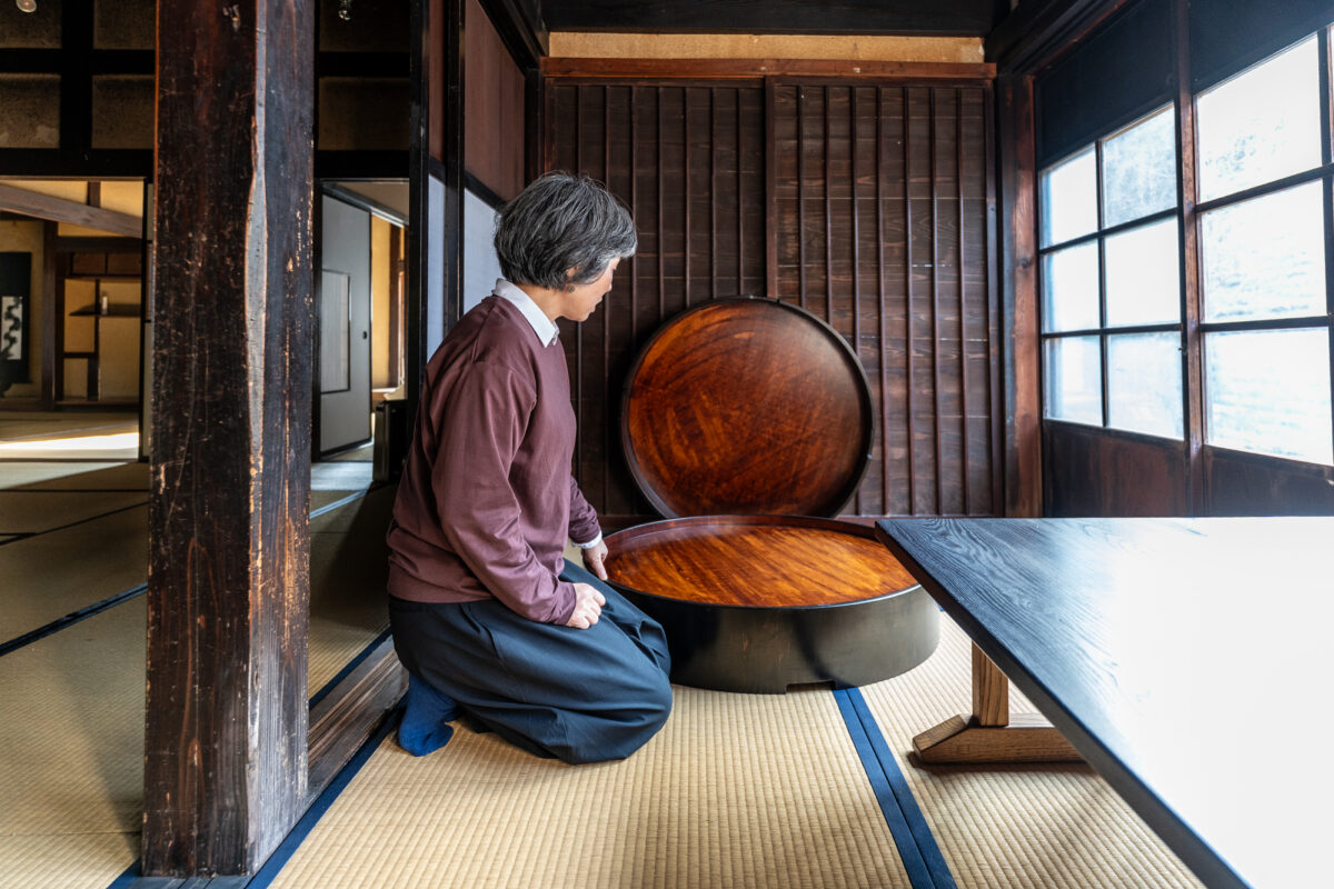 この道具は「酒卓」というもので、輪島の木地屋が作り、塩安漆器工房で「拭き漆」でしあげたもの