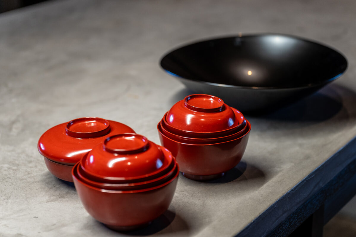 “じろんどん”に置かれている漆器。料理が映える器で食事会を開催してみては？